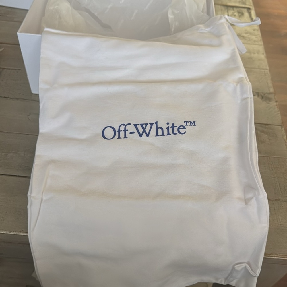 Off-White - Picture 9 of 9